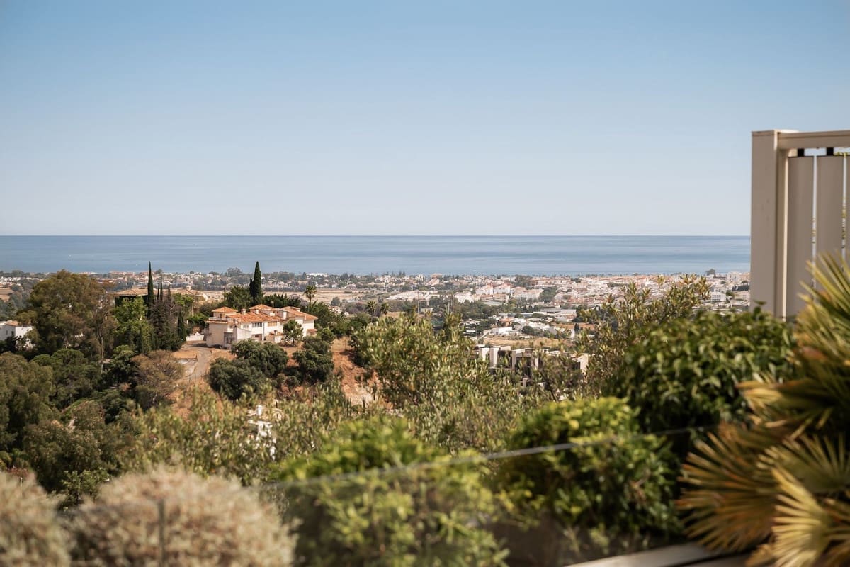 3 bedroom Apartment for sale in La Quinta with pool garage - € 2,295,000 (Ref: 10124684)