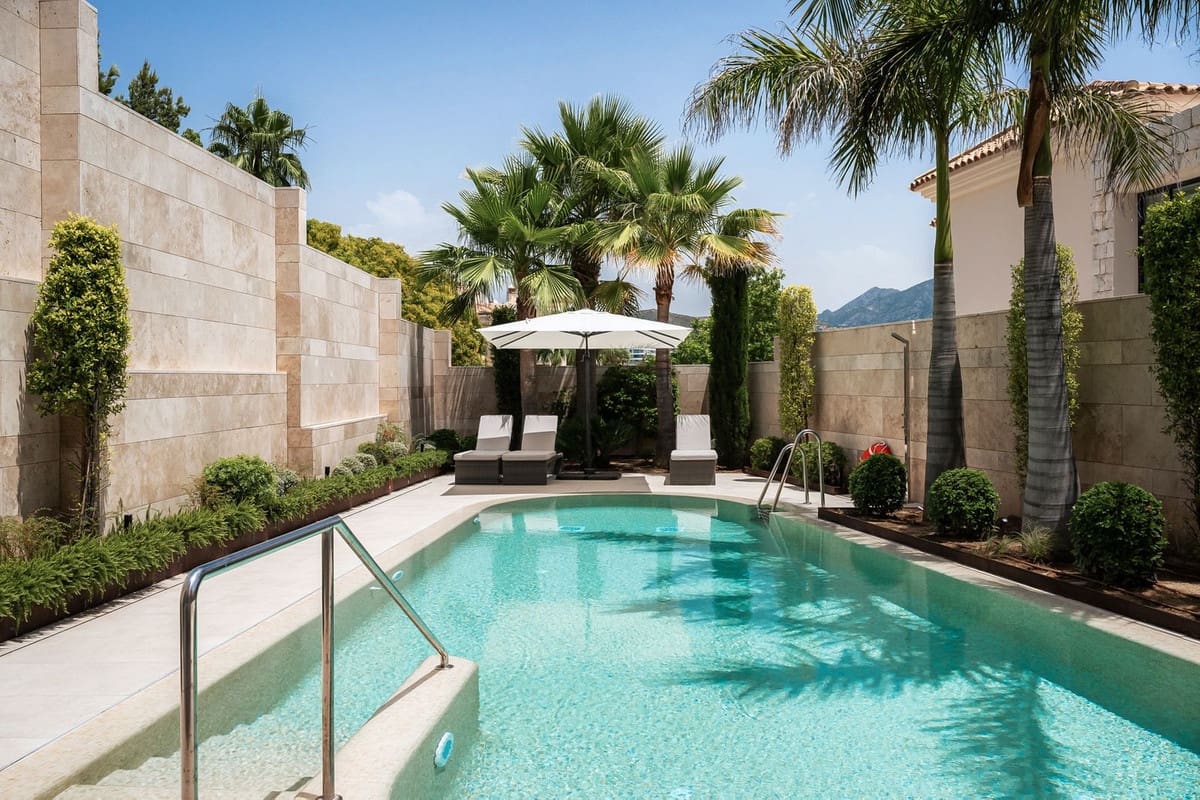 3 bedroom Apartment for sale in La Quinta with pool garage - € 2,295,000 (Ref: 10124684)