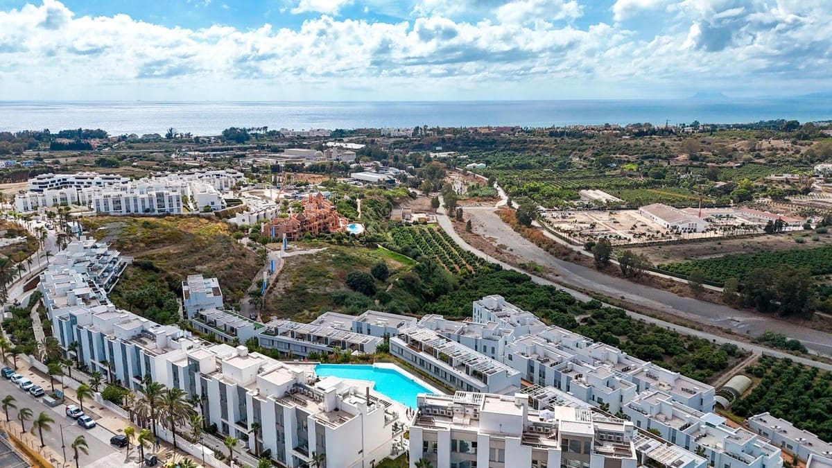 3 bedroom Apartment for sale in Estepona with pool garage - € 555,000 (Ref: 10177547)