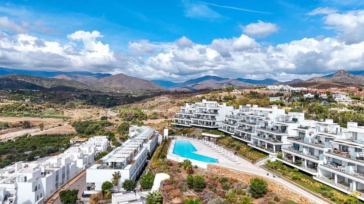 3 bedroom Apartment for sale in Estepona with pool garage - € 555,000 (Ref: 10177547)