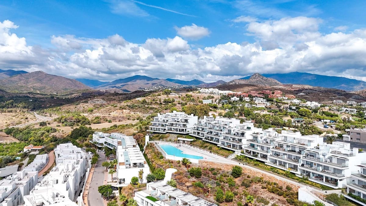 3 bedroom Apartment for sale in Estepona with pool garage - € 555,000 (Ref: 10177547)