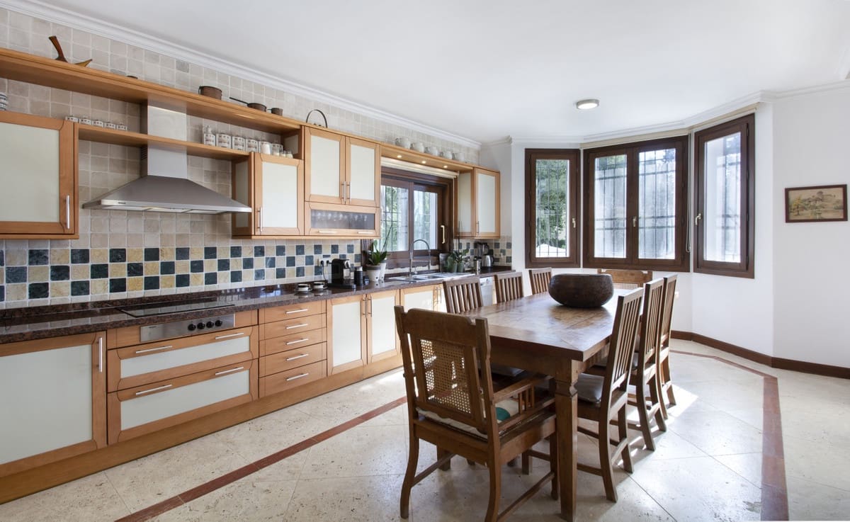 5 soverom Villa til salgs i Nueva Andalucia med svømmebasseng garasje - € 3 500 000 (Ref: 3143169)