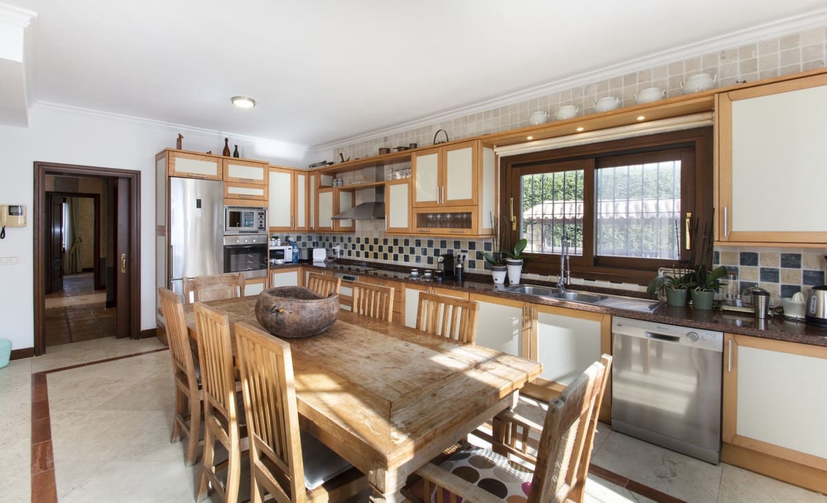 5 soverom Villa til salgs i Nueva Andalucia med svømmebasseng garasje - € 3 500 000 (Ref: 3143169)