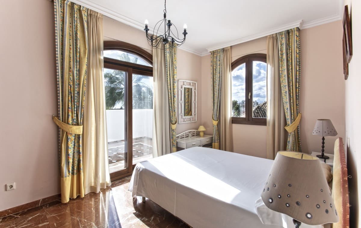 5 soverom Villa til salgs i Nueva Andalucia med svømmebasseng garasje - € 3 500 000 (Ref: 3143169)