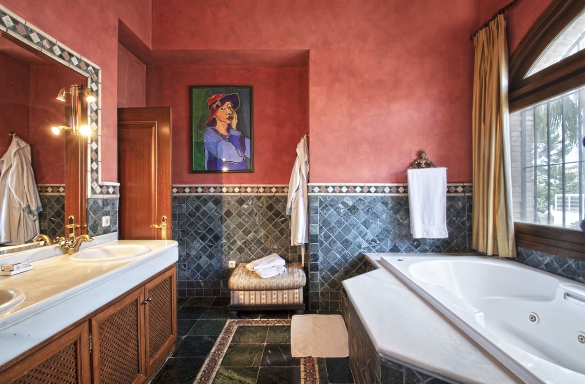 5 soverom Villa til salgs i Nueva Andalucia med svømmebasseng garasje - € 3 500 000 (Ref: 3143169)