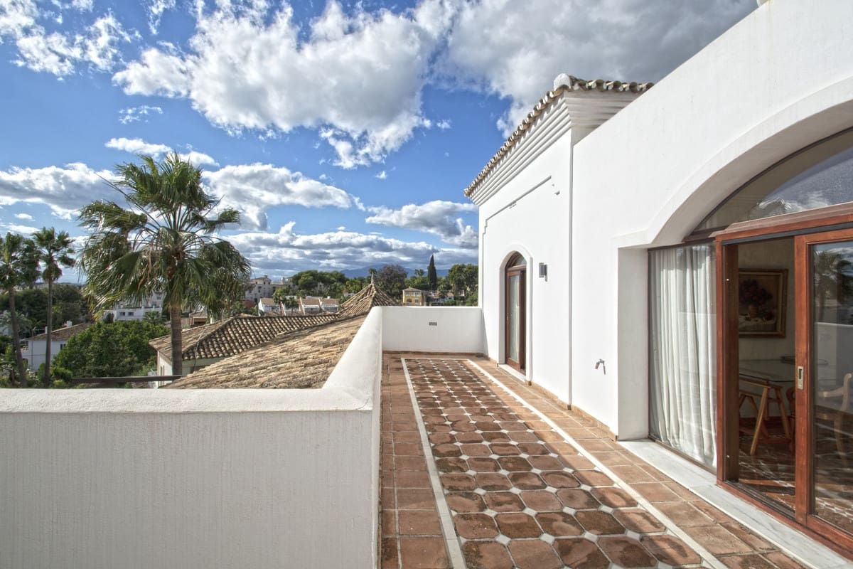 5 soverom Villa til salgs i Nueva Andalucia med svømmebasseng garasje - € 3 500 000 (Ref: 3143169)