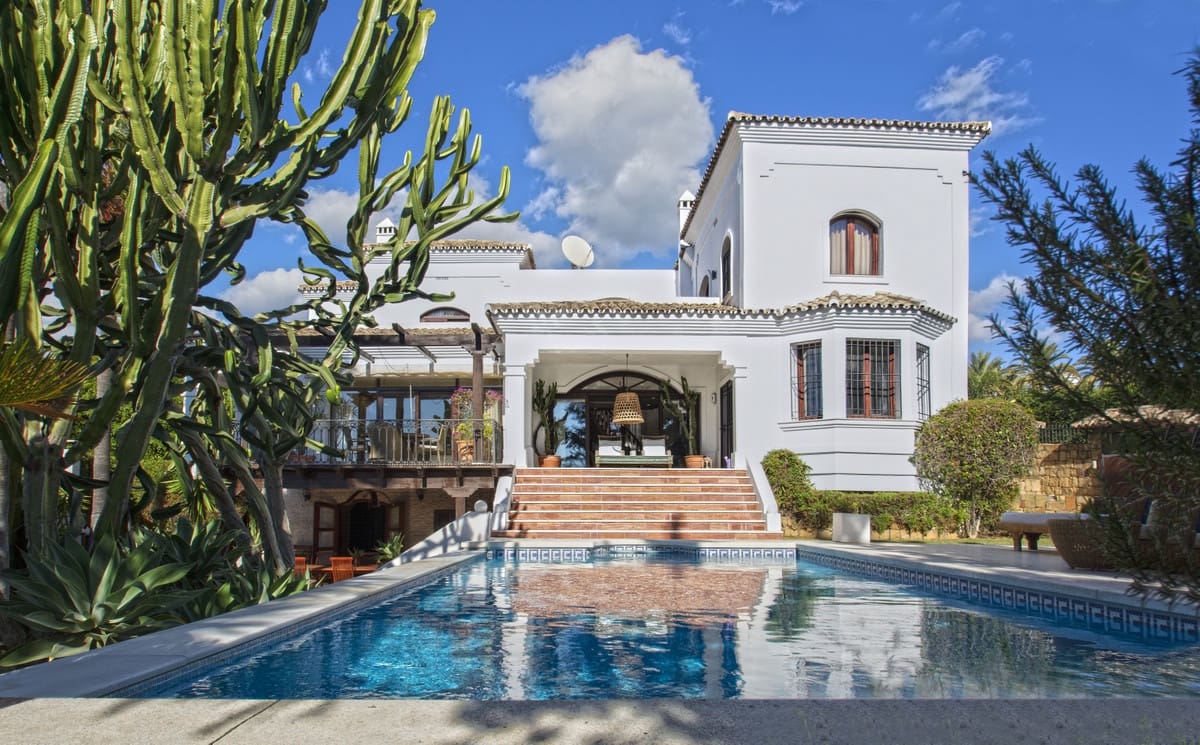 5 soverom Villa til salgs i Nueva Andalucia med svømmebasseng garasje - € 3 500 000 (Ref: 3143169)