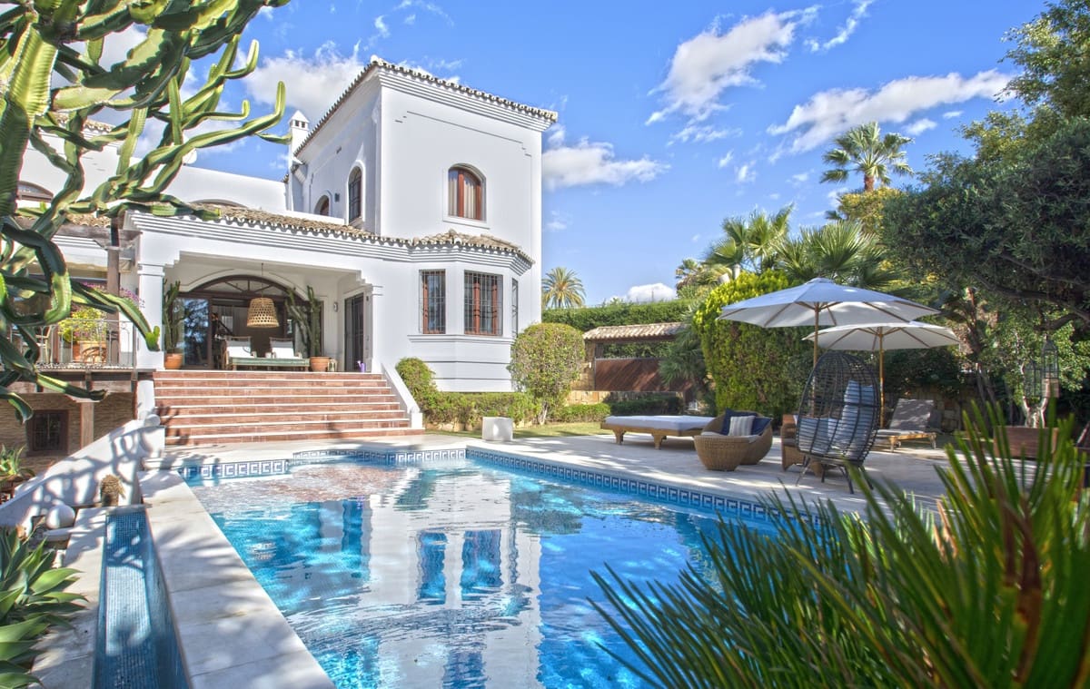 5 soverom Villa til salgs i Nueva Andalucia med svømmebasseng garasje - € 3 500 000 (Ref: 3143169)