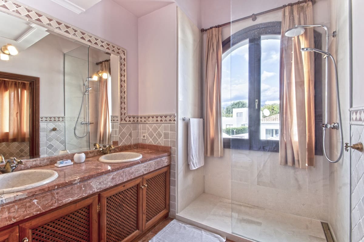 5 bedroom Villa for sale in Nueva Andalucia with pool garage - € 3,500,000 (Ref: 3143169)