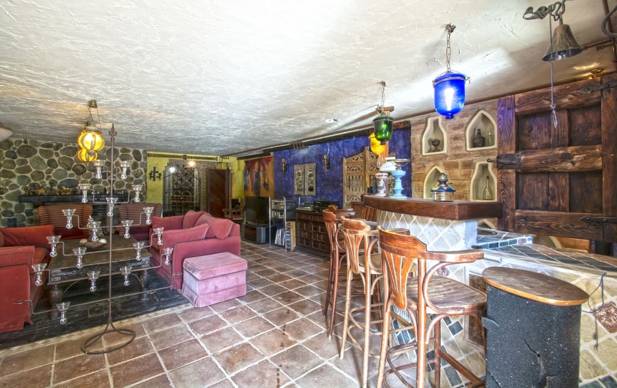 5 bedroom Villa for sale in Nueva Andalucia with pool garage - € 3,500,000 (Ref: 3143169)