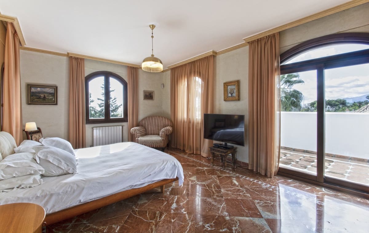 5 bedroom Villa for sale in Nueva Andalucia with pool garage - € 3,500,000 (Ref: 3143169)