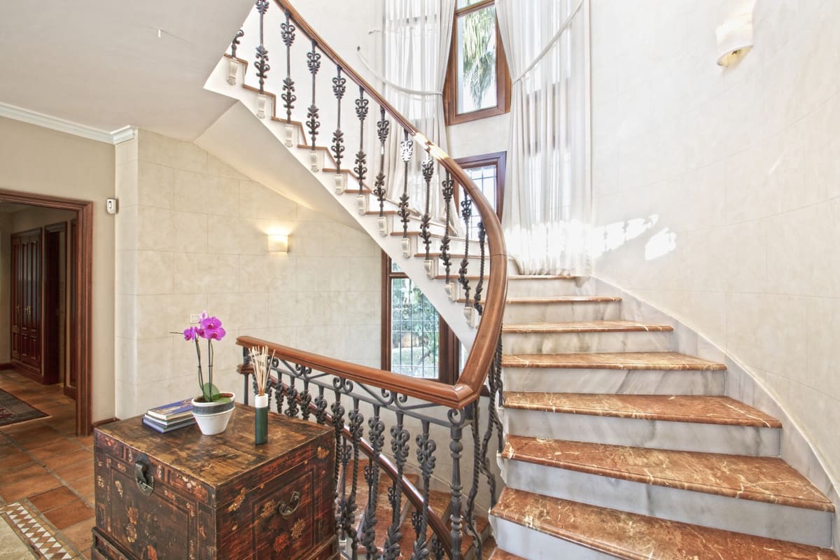 5 bedroom Villa for sale in Nueva Andalucia with pool garage - € 3,500,000 (Ref: 3143169)