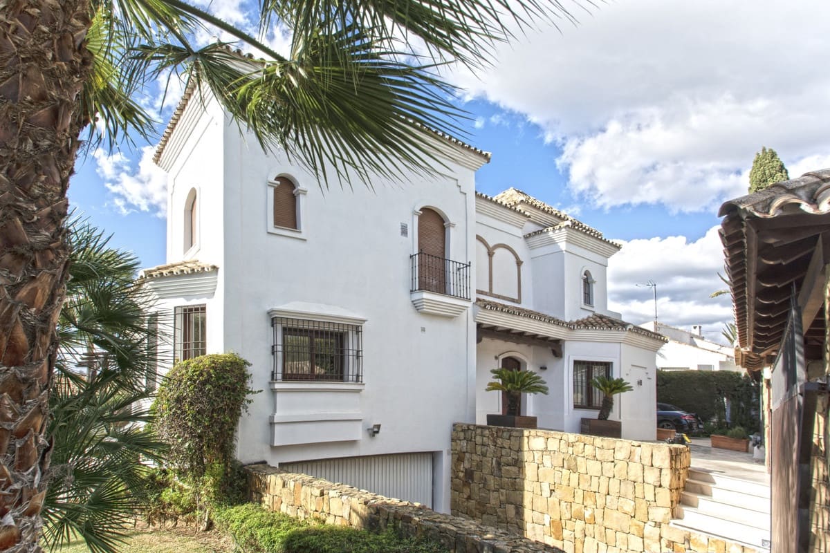 5 bedroom Villa for sale in Nueva Andalucia with pool garage - € 3,500,000 (Ref: 3143169)