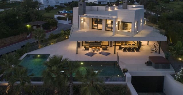 6 soverom Villa til salgs i Nueva Andalucia, Marbella med svømmebasseng garasje - € 4 995 000 (Ref: 6836183)