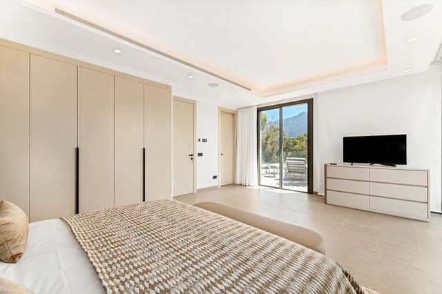 4 bedroom Villa for sale in Marbella with pool garage - € 4,195,000 (Ref: 7984618)