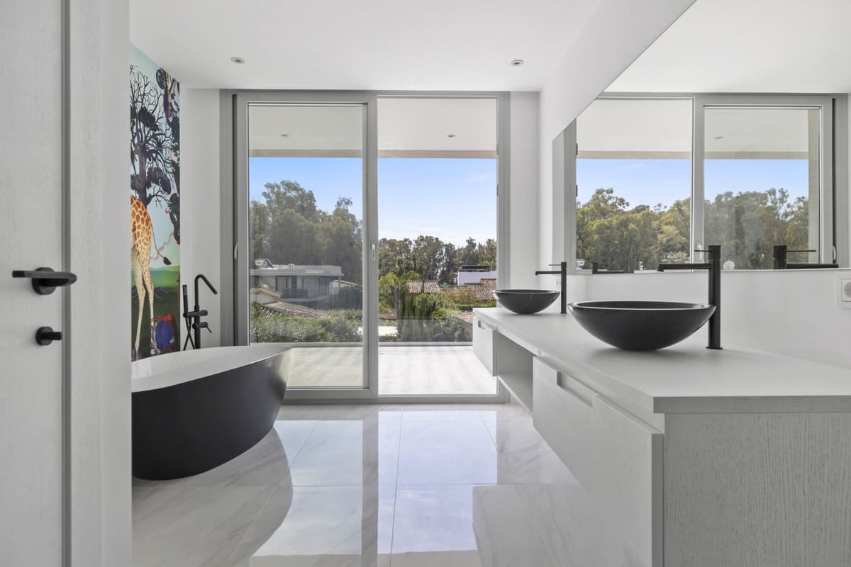 5 bedroom Villa for sale in Marbella with pool garage - € 2,950,000 (Ref: 8060837)