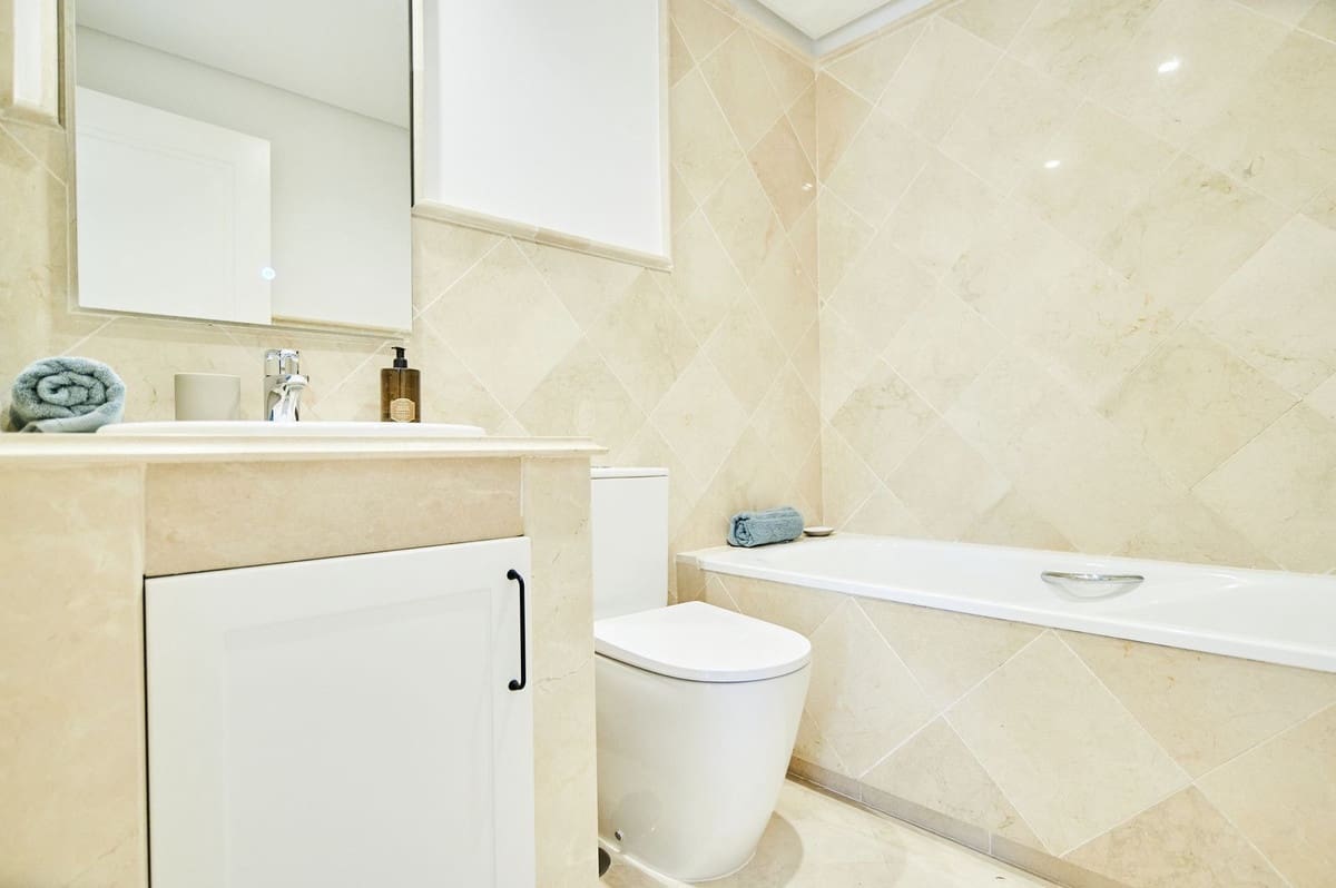 3 sypialnia Apartament na sprzedaż w Marbella z basenem garażem - 781 500 € (Ref: 8194186)