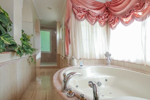 6 slaapkamer Villa te koop in Marbella met zwembad garage - € 12.500.000 (Ref: 8574581)