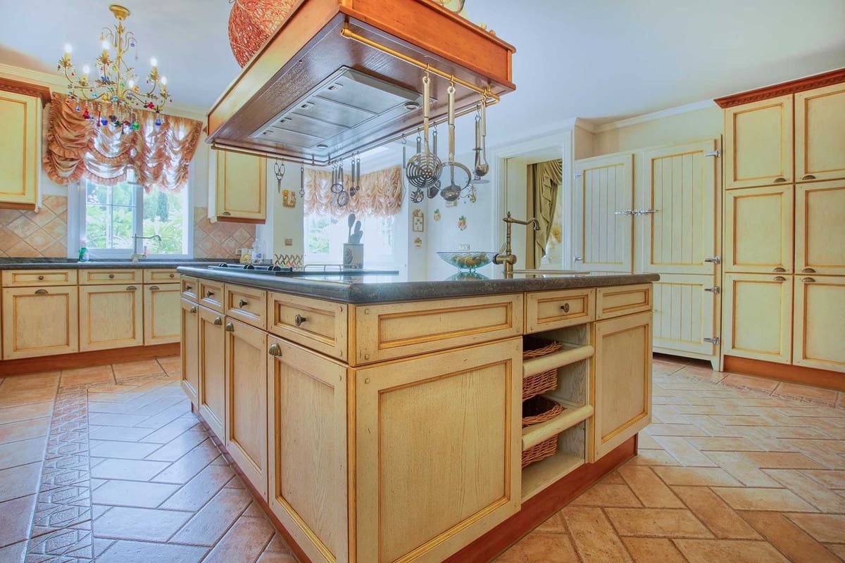 6 bedroom Villa for sale in Marbella with pool garage - € 12,500,000 (Ref: 8574581)