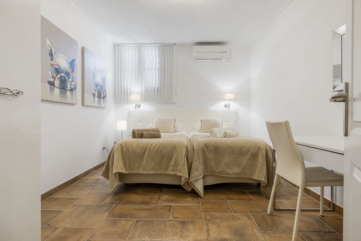 5 sypialnia Dom na sprzedaż w La Heredia z basenem garażem - 1 095 000 € (Ref: 8913490)