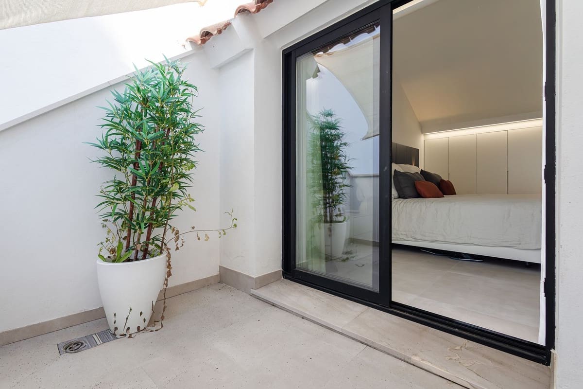 4 bedroom Penthouse for sale in Marbella with pool - € 1,150,000 (Ref: 8940763)