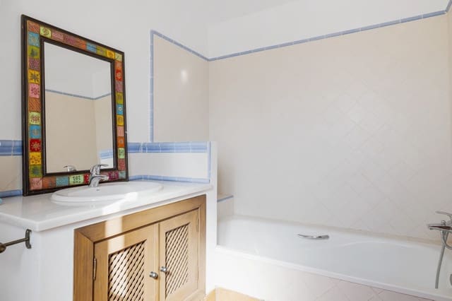 4 bedroom Townhouse for sale in San Pedro de Alcantara, Marbella with pool garage - € 949,000 (Ref: 8966850)