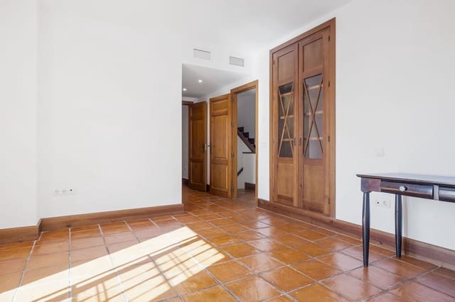 4 sypialnia Dom na sprzedaż w San Pedro de Alcantara, Marbella z basenem garażem - 949 000 € (Ref: 8966850)