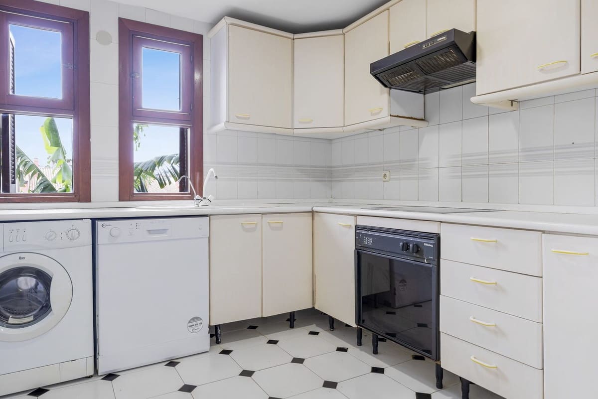 2 soveværelse Byhus til salg i Estepona med swimmingpool garage - € 495.000 (Ref: 8992584)