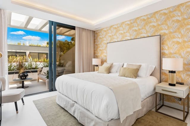 5 bedroom Semi-detached Villa for sale in Puerto Banus, Marbella with pool garage - € 2,395,000 (Ref: 9061603)