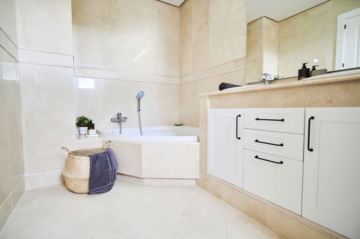 2 sypialnia Penthouse na sprzedaż w Marbella z basenem garażem - 571 500 € (Ref: 9107988)