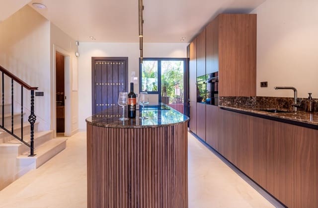 4 sypialnia Dom na sprzedaż w Marbella z basenem garażem - 1 995 000 € (Ref: 9109315)