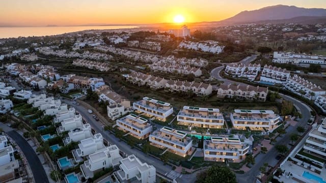 4 soveværelse Semi-Rækkehus til salg i Estepona med swimmingpool garage - € 1.500.000 (Ref: 9131525)