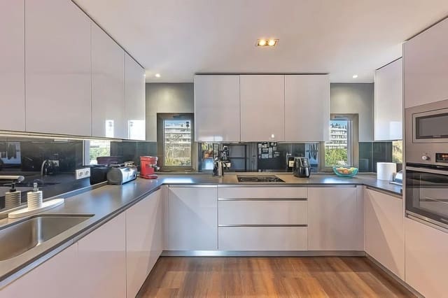 Ático de 3 habitaciones en New Golden Mile, Estepona en venta con piscina garaje - 880.000 € (Ref: 9161721)