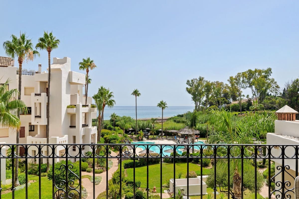 3 bedroom Apartment for sale in Estepona with pool - € 1,995,000 (Ref: 9469037)