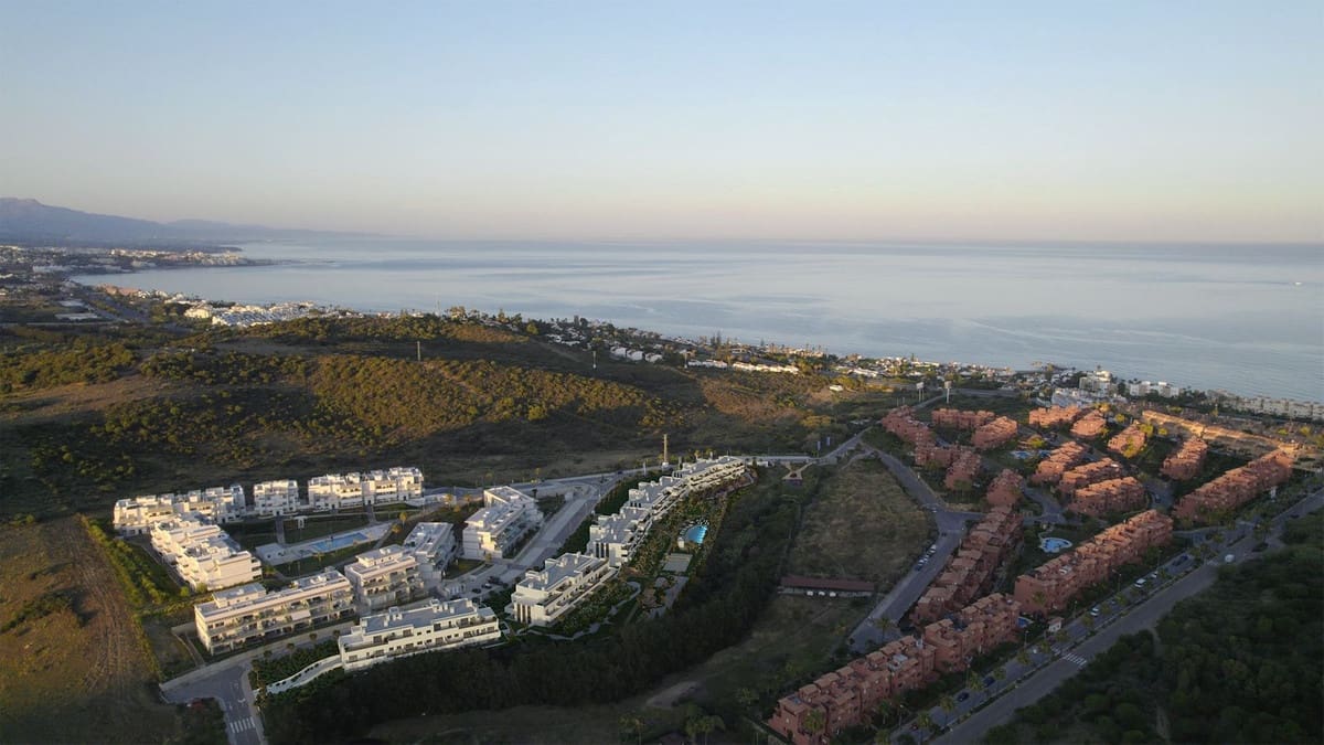 2 slaapkamer Penthouse te koop in Estepona met zwembad garage - € 400.000 (Ref: 9516278)