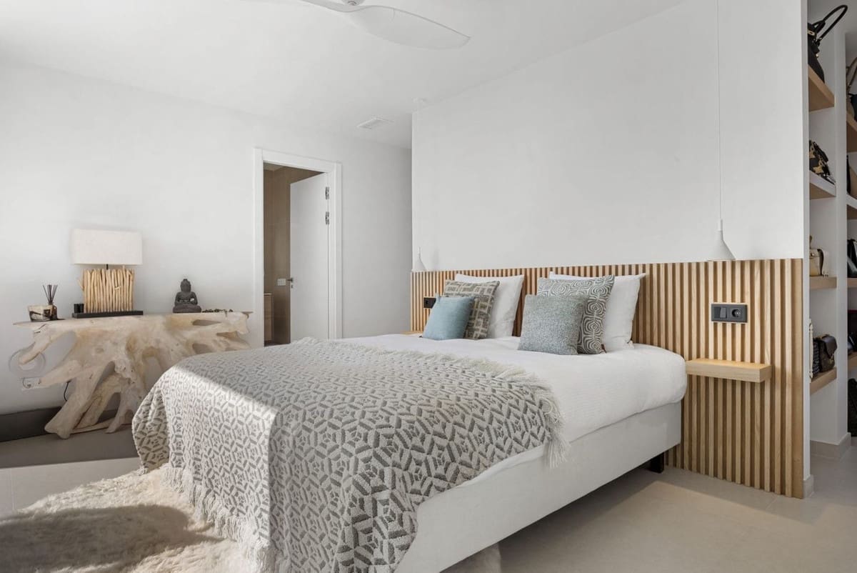 2 slaapkamer Villa te koop in La Duquesa / Puerto de la Duquesa met zwembad garage - € 1.295.000 (Ref: 9645860)