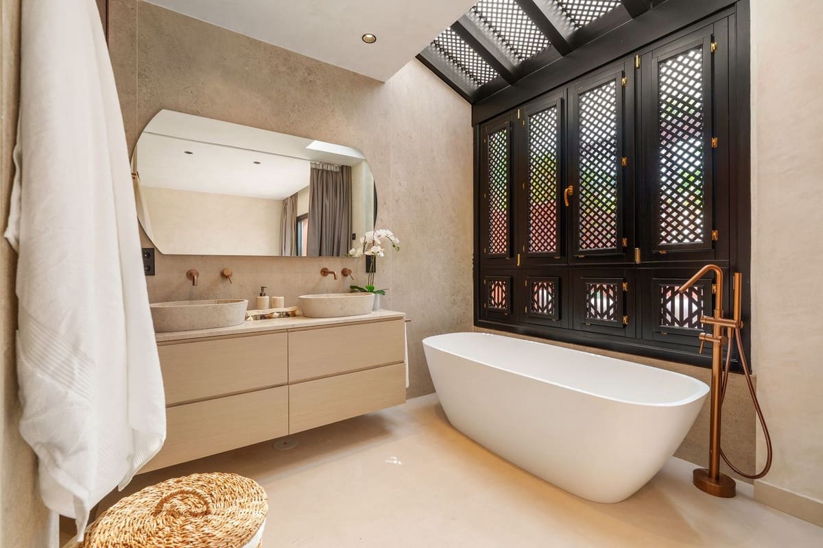 4 makuuhuone Omakotitalo myytävänä paikassa Golden Mile mukana uima-altaan 
autotalli - 2 150 000 € (Ref: 9657071)