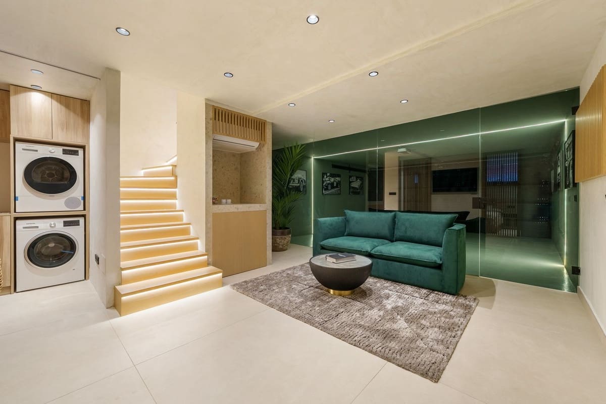 4 makuuhuone Omakotitalo myytävänä paikassa Golden Mile mukana uima-altaan 
autotalli - 2 150 000 € (Ref: 9657071)