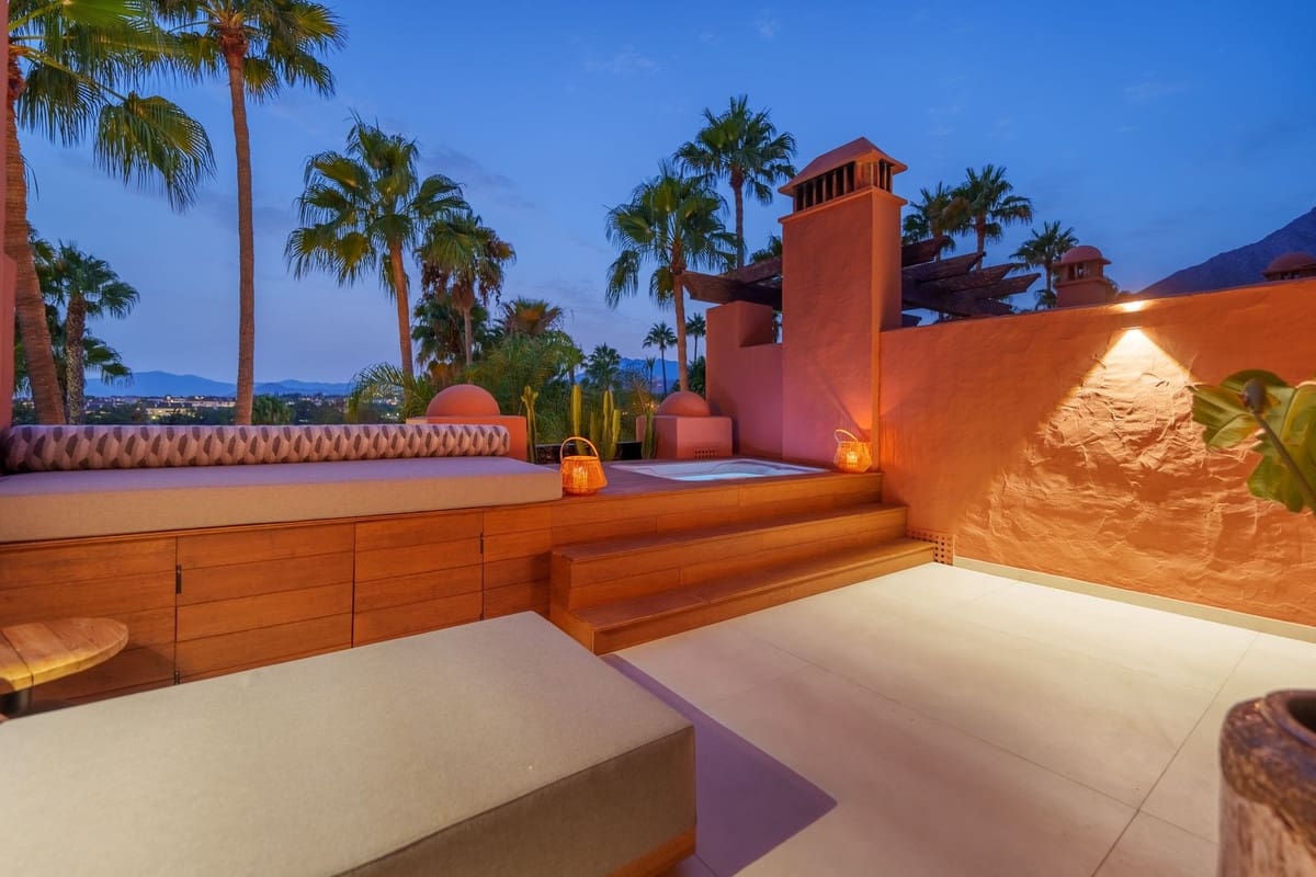 4 makuuhuone Omakotitalo myytävänä paikassa Golden Mile mukana uima-altaan 
autotalli - 2 150 000 € (Ref: 9657071)