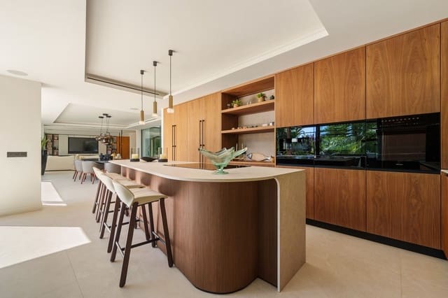 5 sypialnia Willa na sprzedaż w Las Chapas, Marbella z basenem garażem - 5 875 000 € (Ref: 9669261)