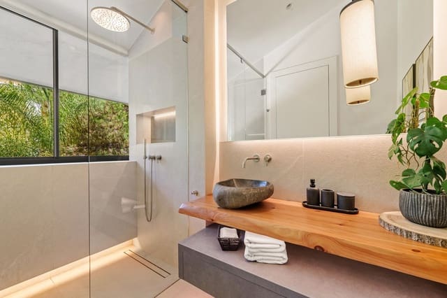 5 soverom Villa til salgs i Las Chapas, Marbella med svømmebasseng garasje - € 5 875 000 (Ref: 9669261)