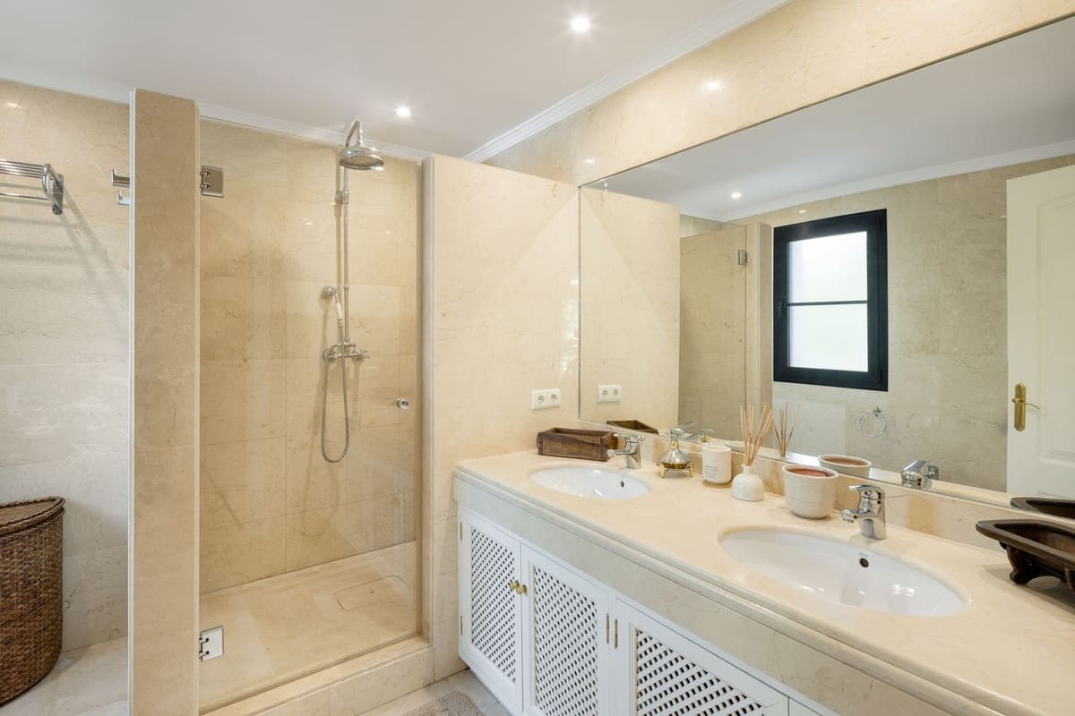 4 soverom Villa til salgs i Benahavis med svømmebasseng garasje - € 2 950 000 (Ref: 9669262)