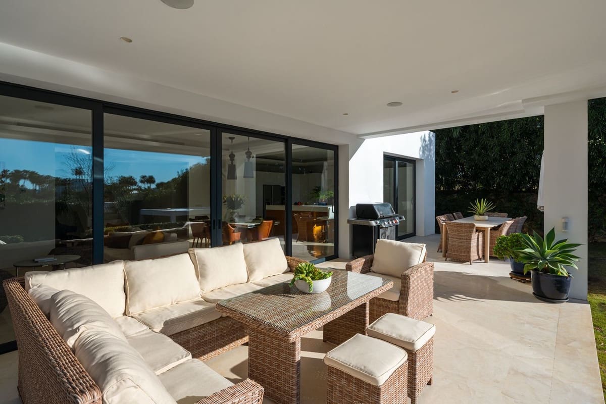 6 bedroom Villa for sale in Nueva Andalucia with pool garage - € 3,980,000 (Ref: 9672185)