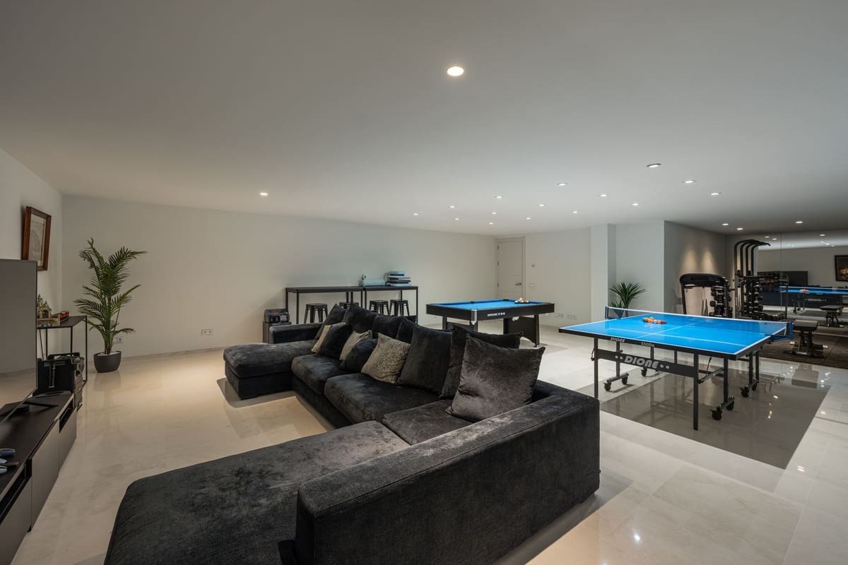 6 bedroom Villa for sale in Nueva Andalucia with pool garage - € 3,980,000 (Ref: 9672185)