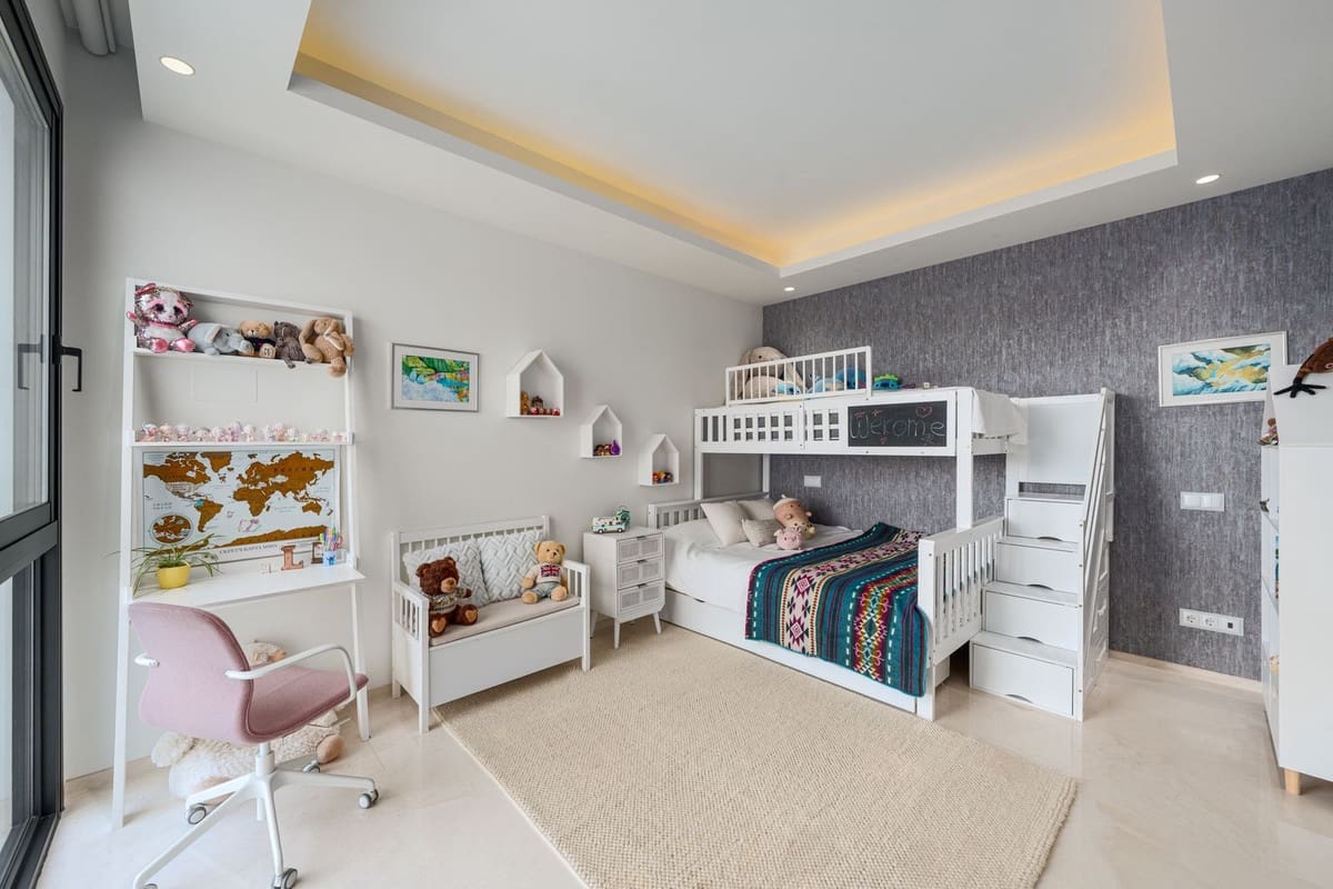 6 bedroom Villa for sale in Nueva Andalucia with pool garage - € 3,980,000 (Ref: 9672185)