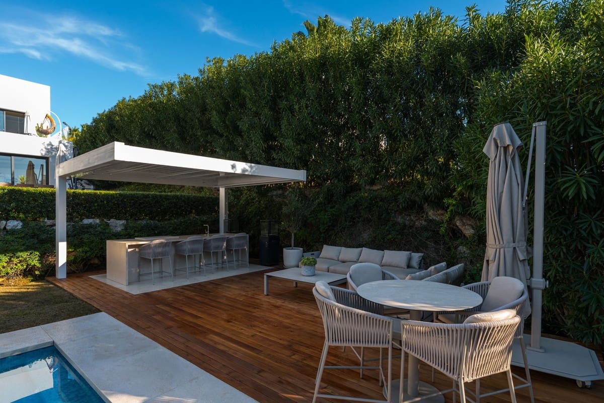 6 bedroom Villa for sale in Nueva Andalucia with pool garage - € 3,980,000 (Ref: 9672185)