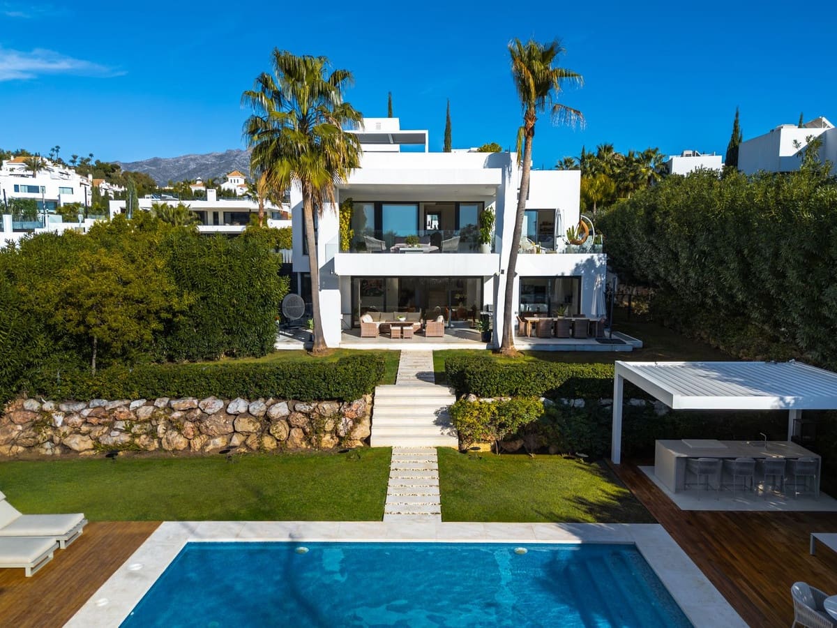 6 slaapkamer Villa te koop in Nueva Andalucia met zwembad garage - € 3.980.000 (Ref: 9672185)