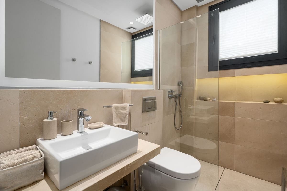 6 slaapkamer Villa te koop in Nueva Andalucia met zwembad garage - € 3.980.000 (Ref: 9672185)