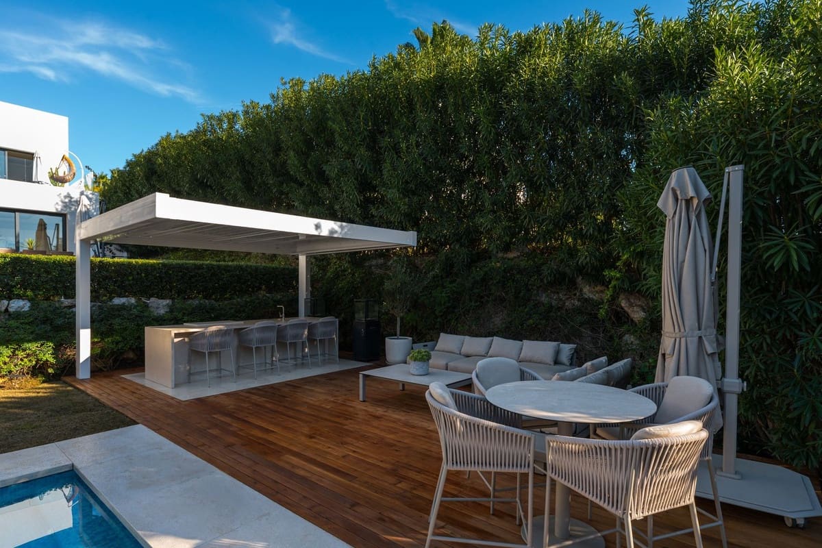 6 slaapkamer Villa te koop in Nueva Andalucia met zwembad garage - € 3.980.000 (Ref: 9672185)