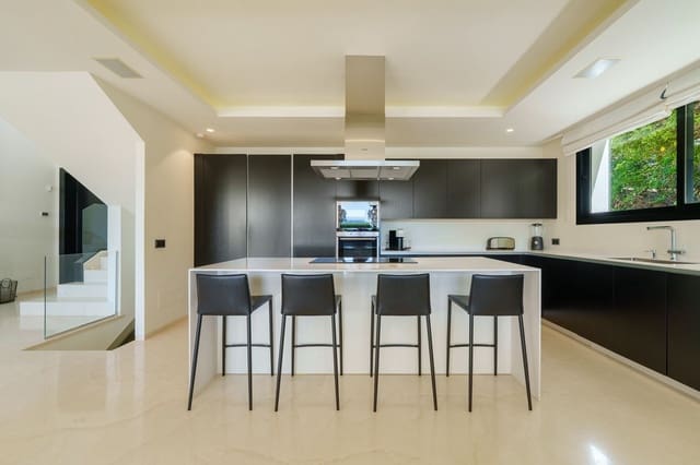 6 bedroom Villa for sale in Nueva Andalucia, Marbella with pool - € 4,290,000 (Ref: 9672334)